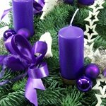 dekorierte Adventskränze in rosa...