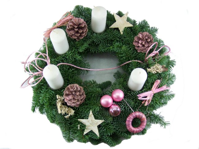 Adventskranz mit Schneezapfen und natürlicher Deko